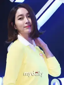 组图李秉宪娇妻亮相活动辣妈穿运动装添少女感