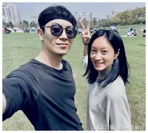 朱亚文带妻女出游,一家四口坐车顶耍酷超拉风,俩女儿长大了