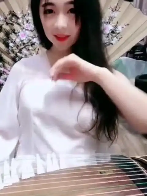 美女古筝演奏青媚狐,弹得真好,妖娆妩媚,值得欣赏