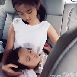 谁家姑娘这么好看黄多多参加巴黎时装周