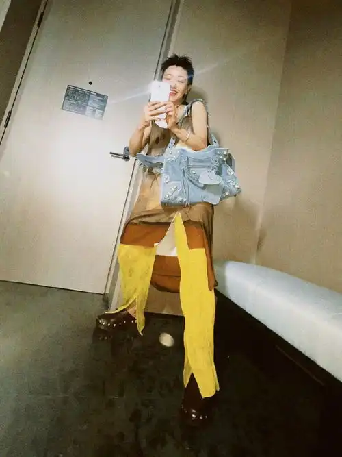 郭采洁不愧是短发女神,狗啃式刘海摇滚范十足,一般人驾驭不了