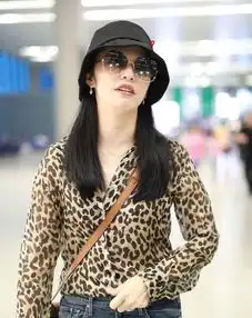 女星姚晨穿超长牛仔裤搭机变潮人,嘴唇娇艳笑容灿烂动人
