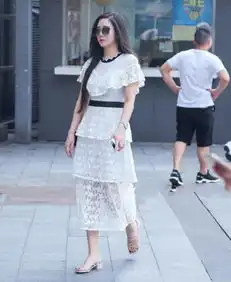 街拍名嫒美姝的美女,一件白色的连衣裙,时尚优雅魅力气质