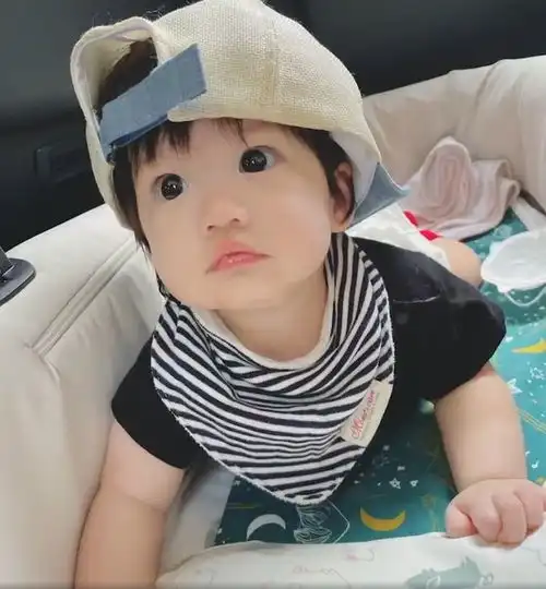 安以轩庆女儿满1岁,一家四口同框超幸福,陈荣炼送爱女10克拉钻石