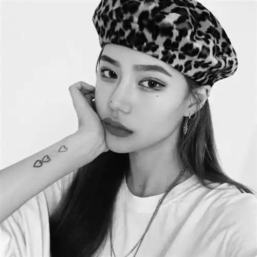 高清黑白女头像高冷受过伤强大起来依旧活的漂亮