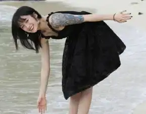 李诞老婆黑尾酱晒美照,一身黑裙配着花臂纹身,像黑帮小妹