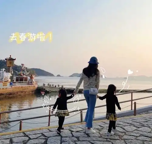 郭富城陪妻女出游,方媛晒一家四口秀幸福,两个女儿穿姐妹装萌翻