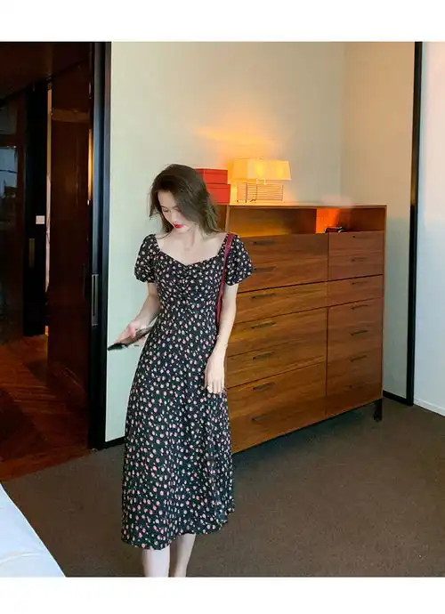 施悦名女装夏季法式方领露锁骨性感高开叉裙设计显瘦女神范碎花连衣裙a