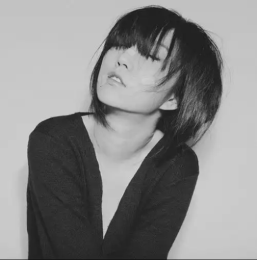 求本人类似于本人头像的女生短发头像合集,黑白的最好,拒绝颓废的那种