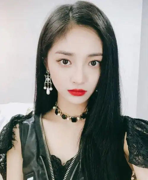 紫色小仙女,染发后颜值飙升,21岁的周洁琼,少女感满满