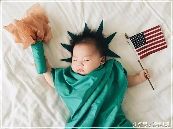 憨态可掬的小萌妹就连睡觉觉都要秀姿势,太萌太撩人了