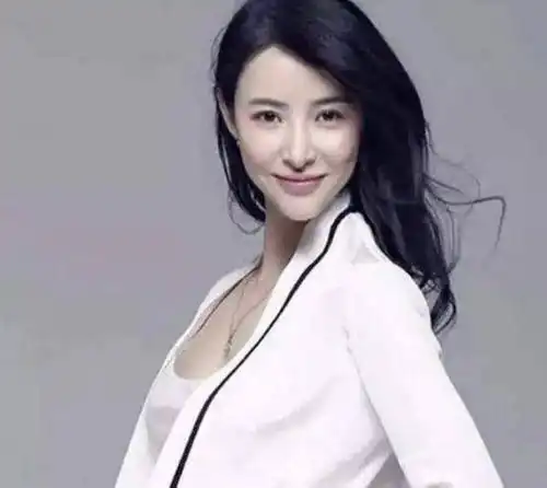 章子怡为16岁继女庆生,小苹果初恋脸动人,汪峰4个孩子她最美