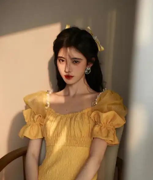 真人芭比鞠婧祎与女大学生同框妆容精致,身材短板最为致命