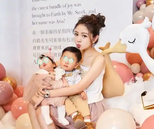 安以轩女儿百日宴,向太一家四口到场祝福,郭碧婷产后状态成焦点