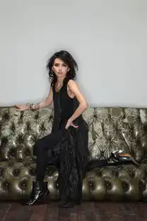 孙燕姿玩复古造型扮沙发美女妖艳妩媚
