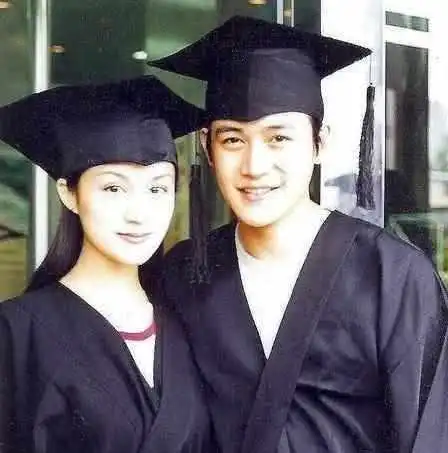 一家四口高颜值,夫妻结婚13年甜蜜过人,两个女儿长得像双胞胎