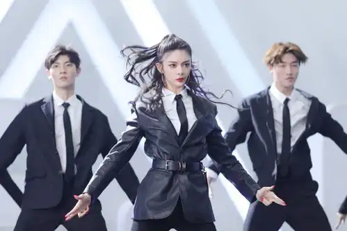 火箭少女解散后傅菁放飞了,穿v领西装戴宽檐帽,霸气似女王