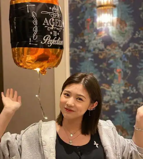 章子怡为汪峰大女儿庆生,16岁小苹果颜值超高,随了亲妈的基因