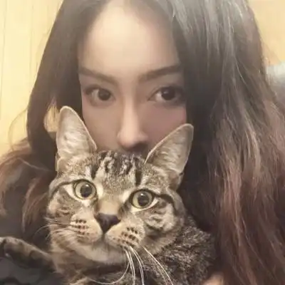抱着宠物的女生头像抱着各种动物的女头