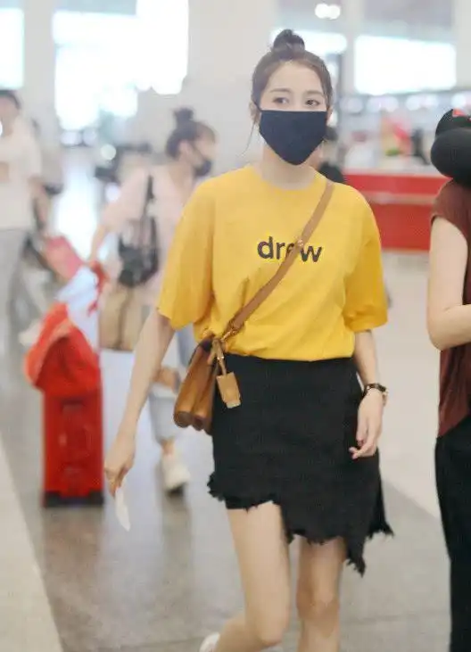 关晓彤现身机场,却被狗啃裙抢了风头,腿长至少1米2