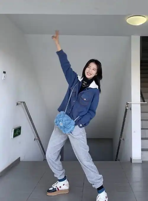 女明星衣品超赞,蓝色外套搭配休闲运动裤青春靓丽,活力满满
