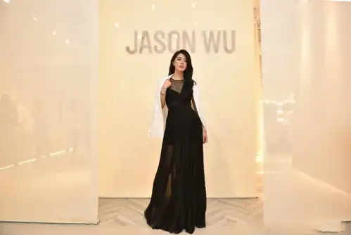 43岁曾黎终于现身活动,黑长裙配西装气质少女,生图美得太惊艳