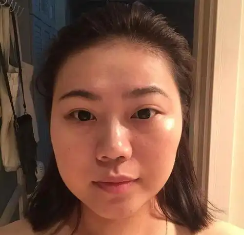 头像穿绿衣服小女孩托腮
