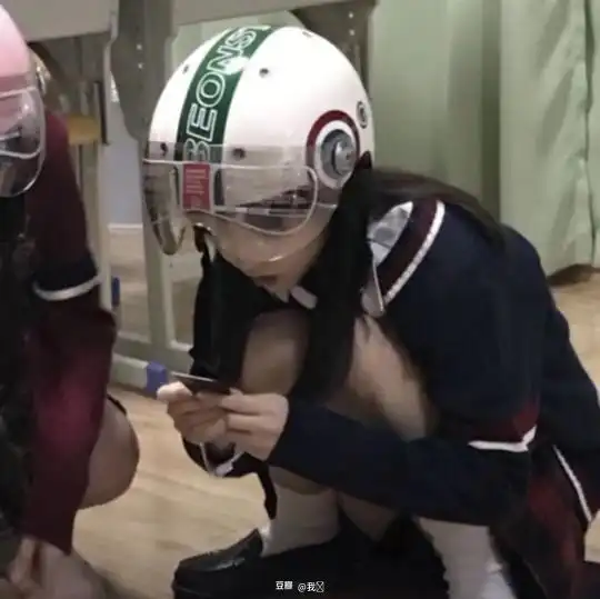头像女生戴帽子超酷