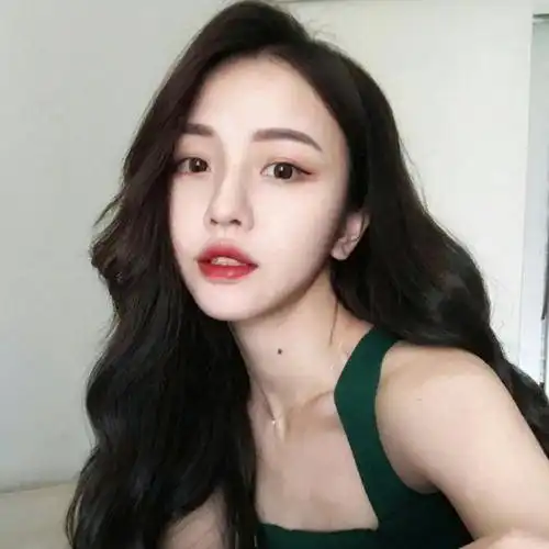 刚洗完头的女生,努力做到3件事,头发迷人颜值回升