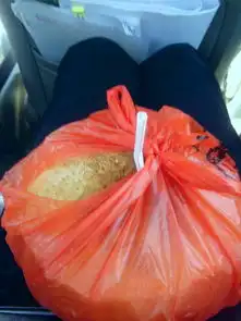 帮忙找qq头像女生只要背影,最好是长发披肩的,不要黑色的,唯美一点的