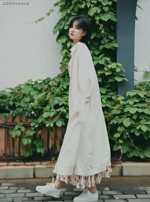 安静女孩乔欣放飞自我,穿乖乖女连衣裙外搭风衣,甜美中透着飒爽