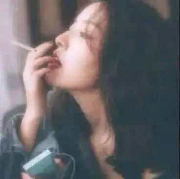 很丧的女生微信头像真人