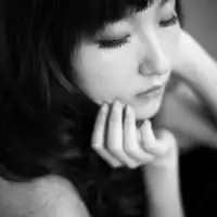黑白女生头像伤感微信头像图片大全