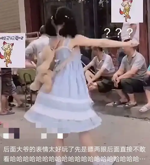 真人版娃娃机引热议,二次元女孩钻进娃娃机,长相被称太吓人