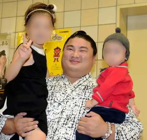 日本相扑手妻子虐待亲生女儿,受害女童拍下被打过程令母被捕