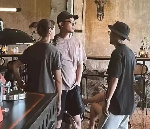 朱亚文一家四口罕同框,开心露营拍照,沈佳妮给女儿扎小辫好有爱