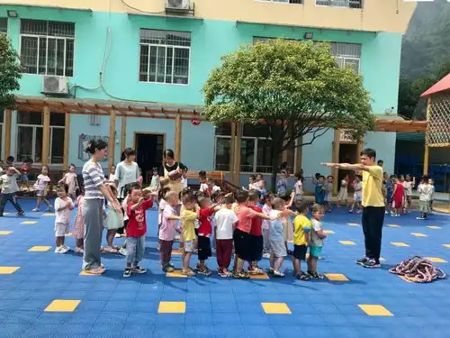 男幼师雪飞哥哥把阳刚之气洒遍幼儿园