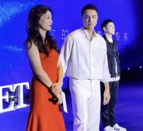 明道加入张庭微商后,两人互动暧昧,作为已婚人士毫不避嫌