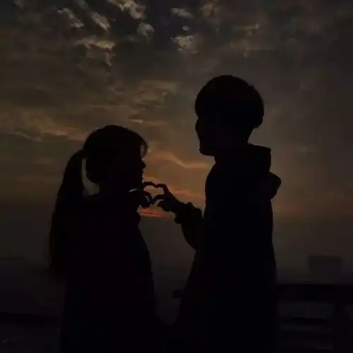 情侣头像一半是春夏,一半是秋冬