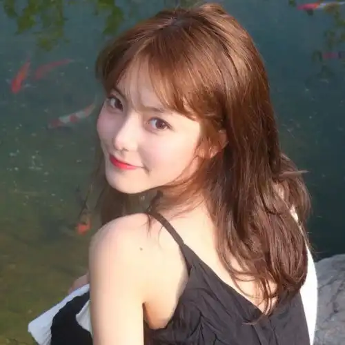 女生头像与其说生性凉薄,不如说是活得透彻