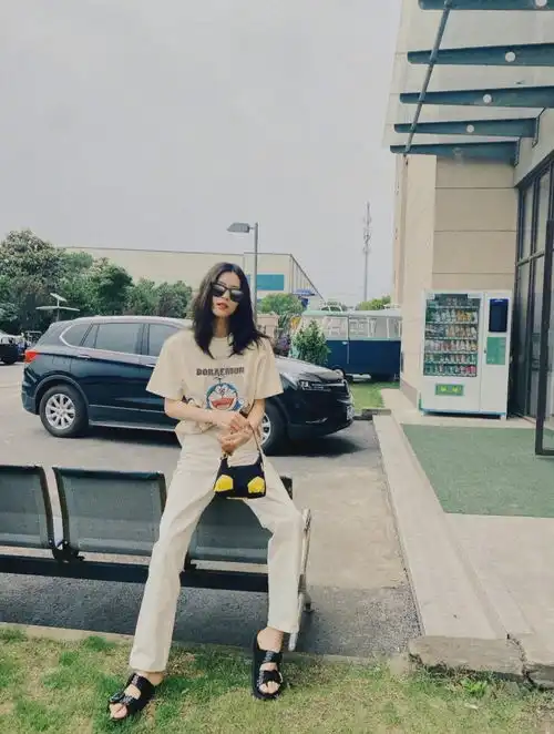 跟着大表姐刘雯赵露思解锁3套夏日清凉感穿搭,显瘦减龄up