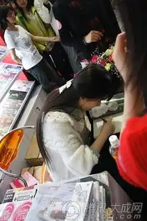 美女漫画家夏达现身成都甜美笑容迷倒众粉丝