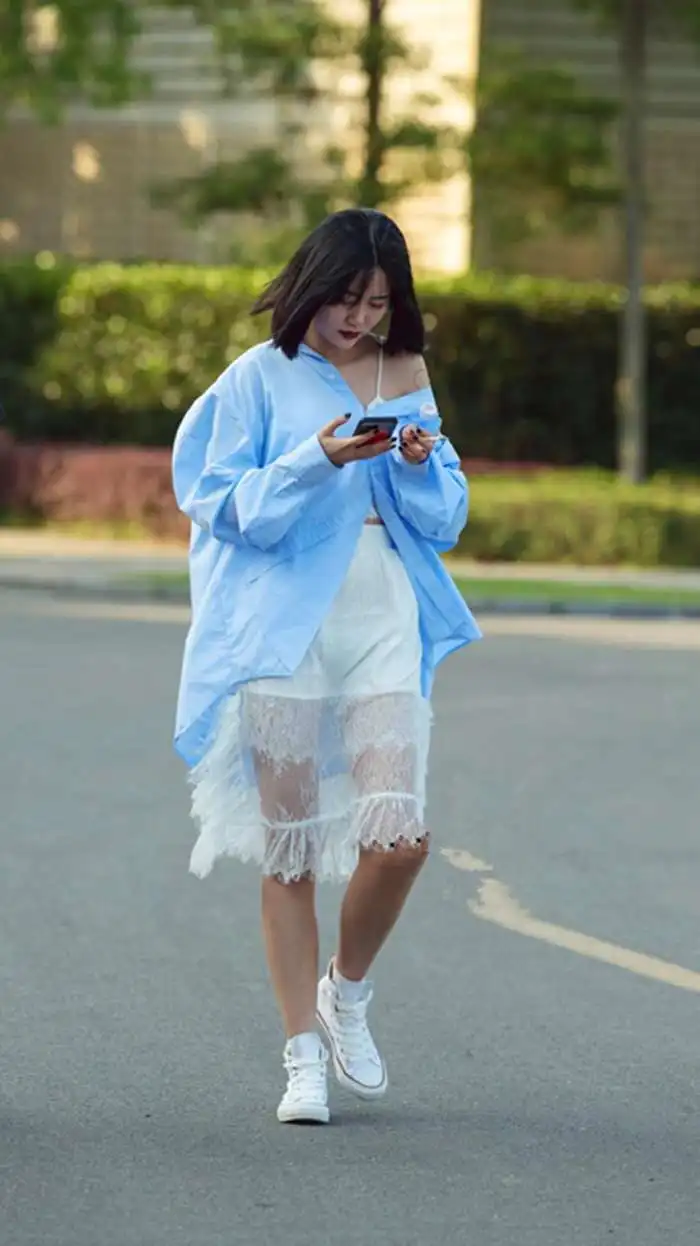 街拍短裤美女性感妩媚,回头率超高