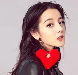 女星咬唇诱惑,景甜的最尴尬,赵丽颖的也太坏了,她简直勾了魂嘴唇