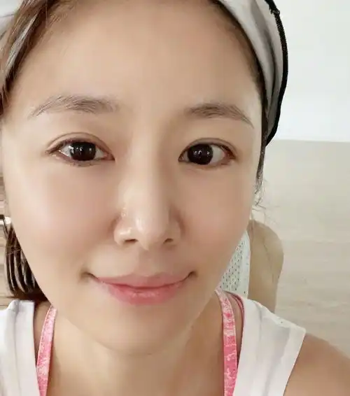 45岁林心如晒美照,单手托腮暴露小心机,这里看出她真实年龄
