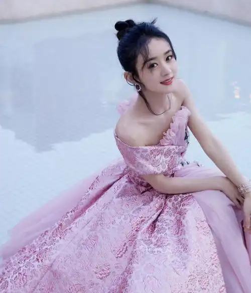 赵丽颖新造型美翻了一袭粉嫩公主裙甜美减龄,扎丸子头娇俏可爱