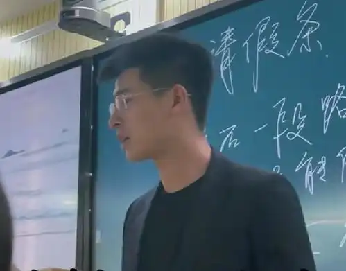 男老师穿旗袍为高考学生打气第一次穿,希望他们旗开得胜