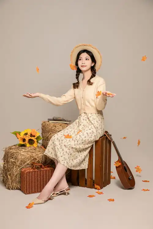 落叶枫叶秋季时尚女生人物摄影图摄影