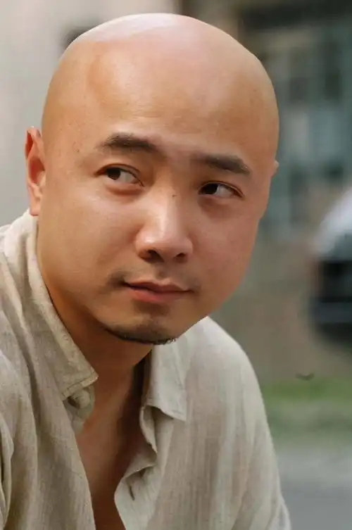 来看徐峥和黄磊两人神仙打架,竟然还调侃女学生长得漂亮