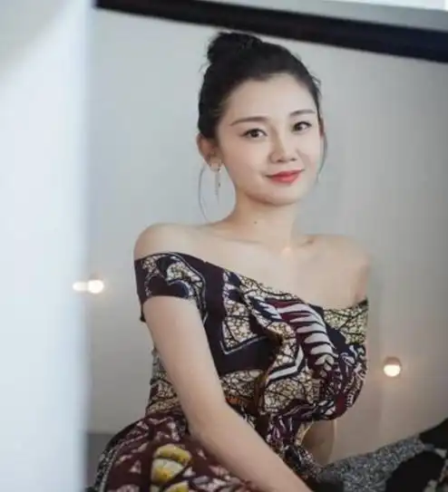 怪不得郑恺选择苗苗,看她穿露肩印花裙就能证明,男人眼光错不了